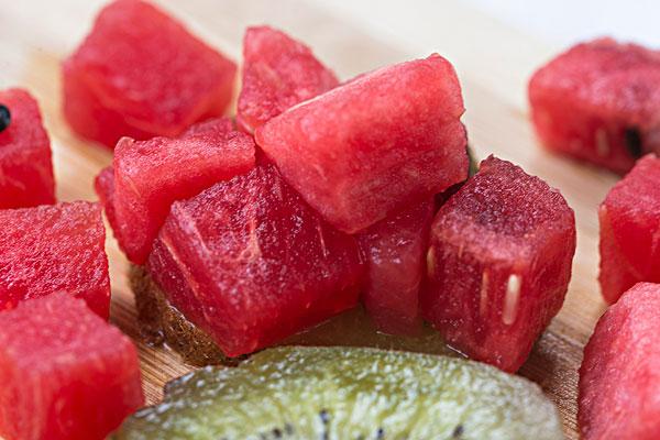 低血压不宜吃6种水果，包括西瓜和胡萝卜