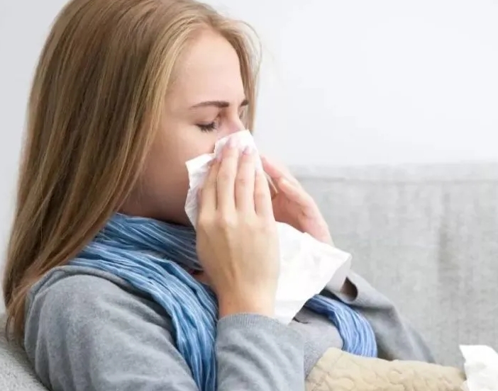 感冒喉咙疼痛吃什么药效果好，解热镇痛药物和消炎药物