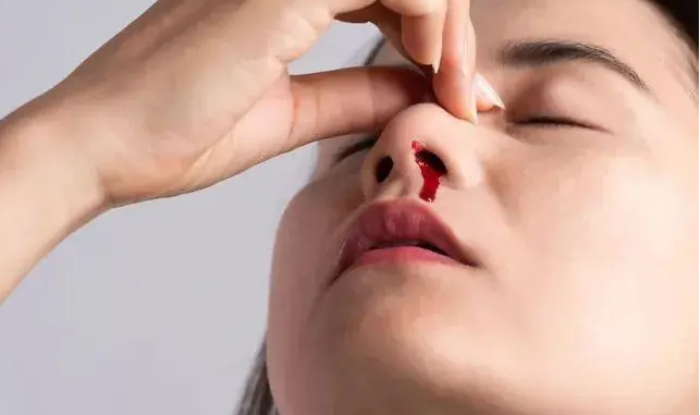 鼻出血的原因是什么（鼻腔受伤、鼻腔感染及高血压等）