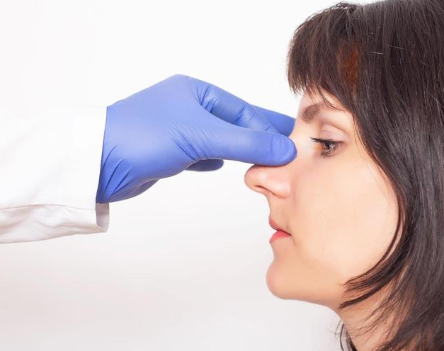 鼻中隔偏曲有什么症状？频繁的鼻窦炎和鼻出血等