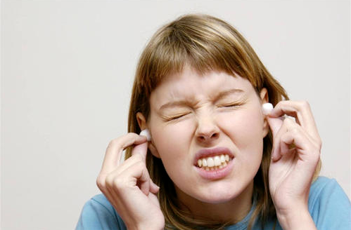 耳气压伤怎么办？可通过咽喉运动、闭鼻吹气等缓解