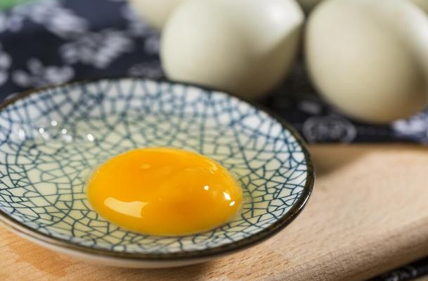 喝生鸡蛋有什么好处，更多蛋白质和矿物质