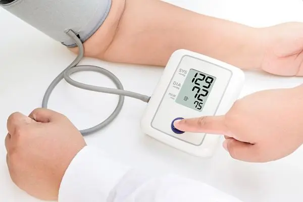 儿童青少年高血压参照标准，儿童青少年高血压的原因