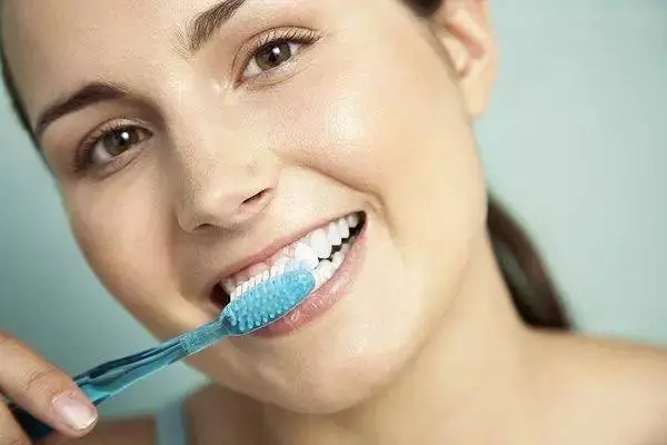 龋齿如何让它停止腐蚀，正确刷牙/使用牙线/定期洗牙