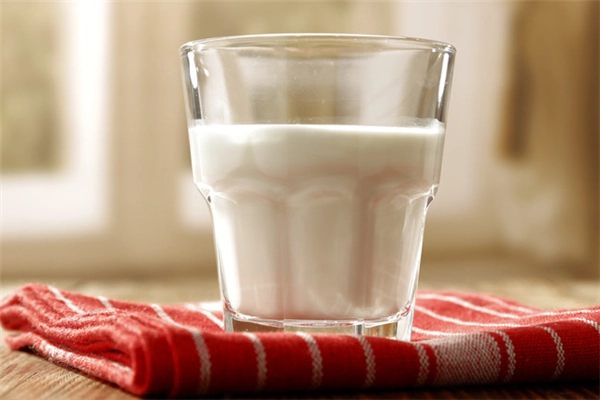 乳糖不耐受喝什么牛奶，脱脂牛奶/无乳糖牛奶和酸奶