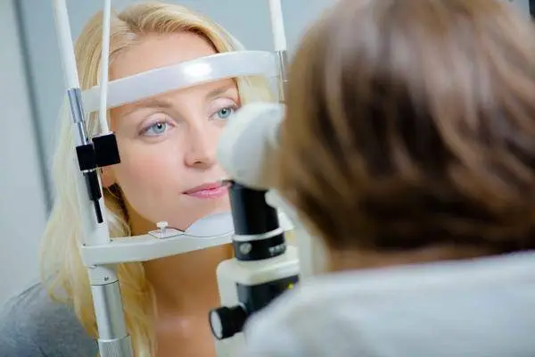 散光可以矫正过来吗，可通过眼镜/隐形眼镜或手术矫正
